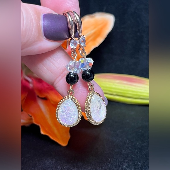 Beautiful drop dangle earrings in rhinestone with opal like stone - Picture 7 of 13